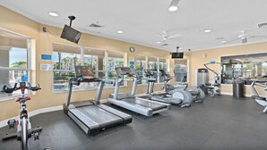 Academia com esteiras, elípticos e bicicleta ergométrica.