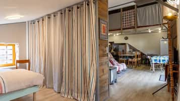 Tabla de planchar con plancha, wifi gratis, ropa de cama