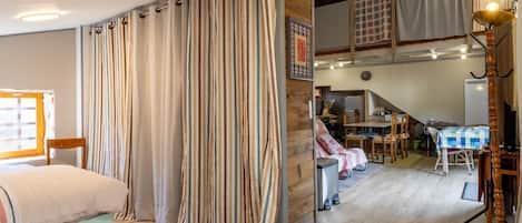 Tabla de planchar con plancha, wifi gratis, ropa de cama