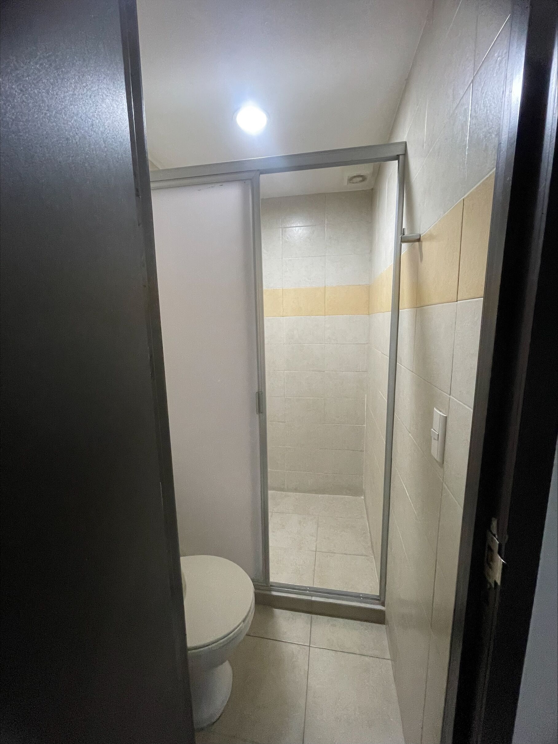 Habitación cuádruple básica | Baño | Regadera, toallas, shampoo, papel de baño 