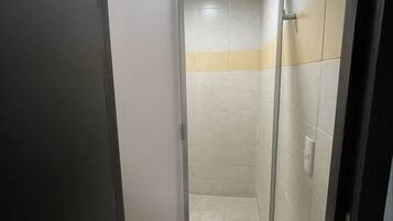 Habitación cuádruple básica | Baño | Regadera, toallas, shampoo, papel de baño