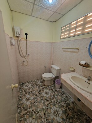 Family Triple Room | Bathroom | Shower, towels, soap, shampoo