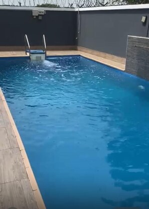 Outdoor pool - 3 Bedroom En-Suite, Wi-Fi, Secured, 24/7 Power (Lekki)
