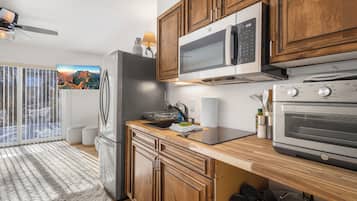 Cafetera/tetera, tetera/pava eléctrica, licuadora, servilletas de papel