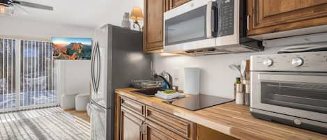 Cafetera o tetera, hervidor eléctrico, licuadora y papel de cocina