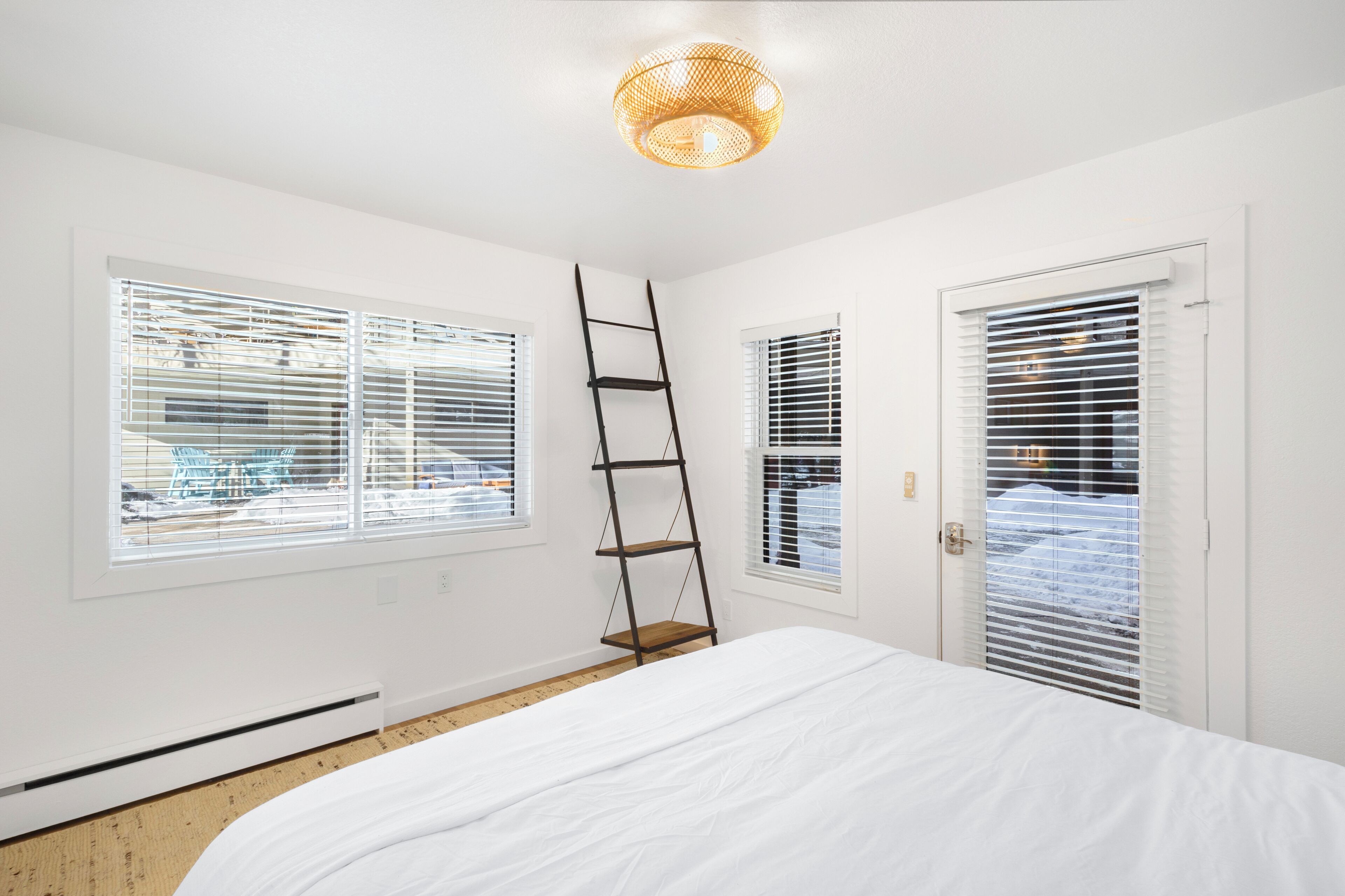 Tabla de planchar con plancha, wifi gratis y ropa de cama 