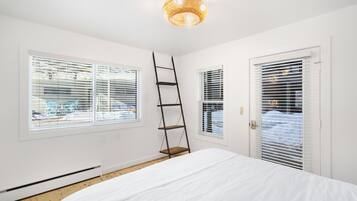 Tabla de planchar con plancha, wifi gratis y ropa de cama