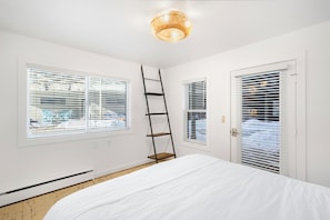 Tabla de planchar con plancha, wifi gratis y ropa de cama