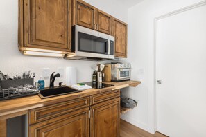 Cafetera i tetera, bullidora elèctrica, liquadora i tovallons de paper 