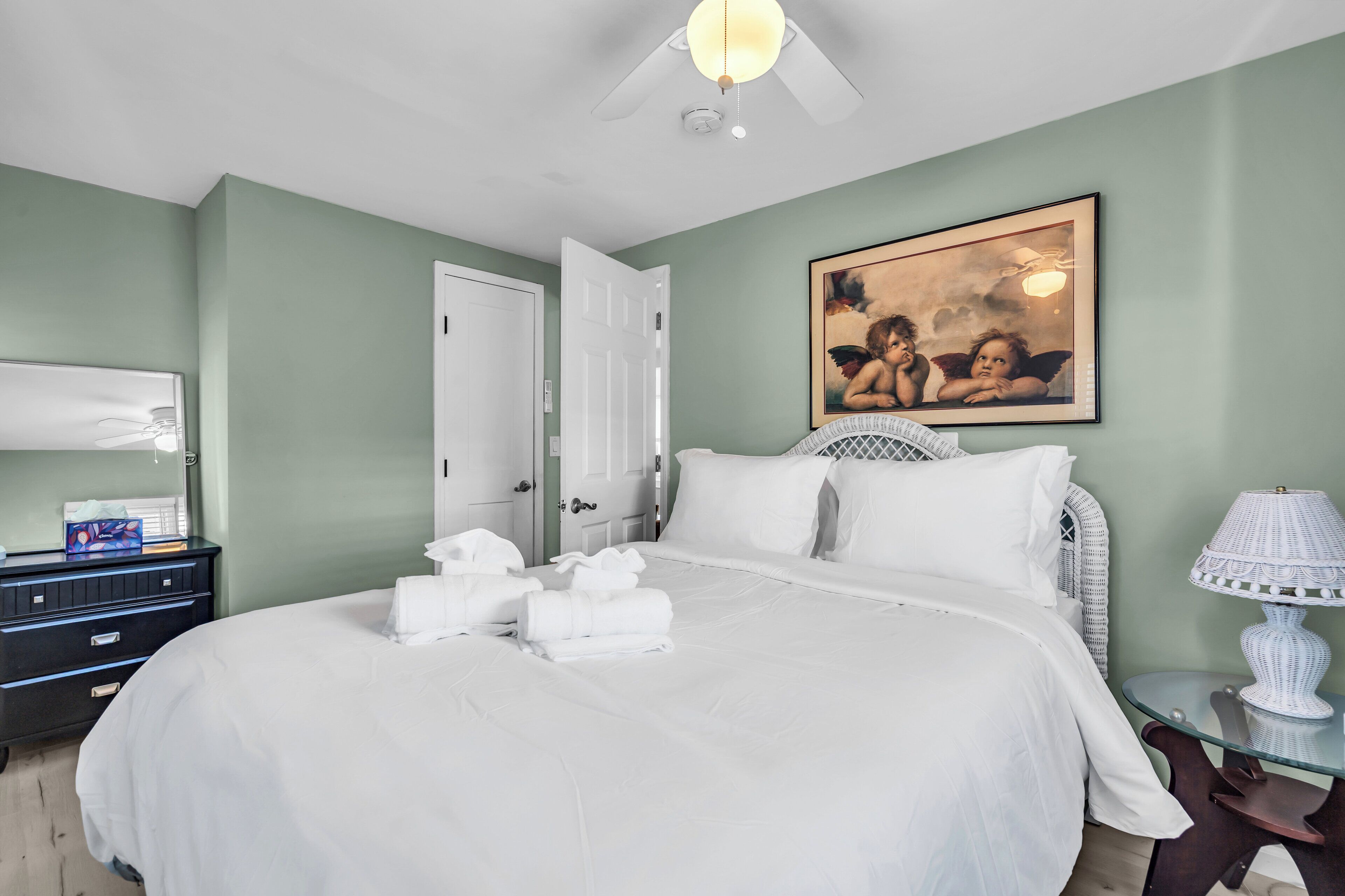 Een strijkplank/strijkijzer, gratis wifi, beddengoed