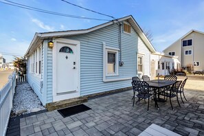 Outdoor dining - Cozy 2-bedroom cottage in gorgeous Seaside Park with AC (Seaside Park)