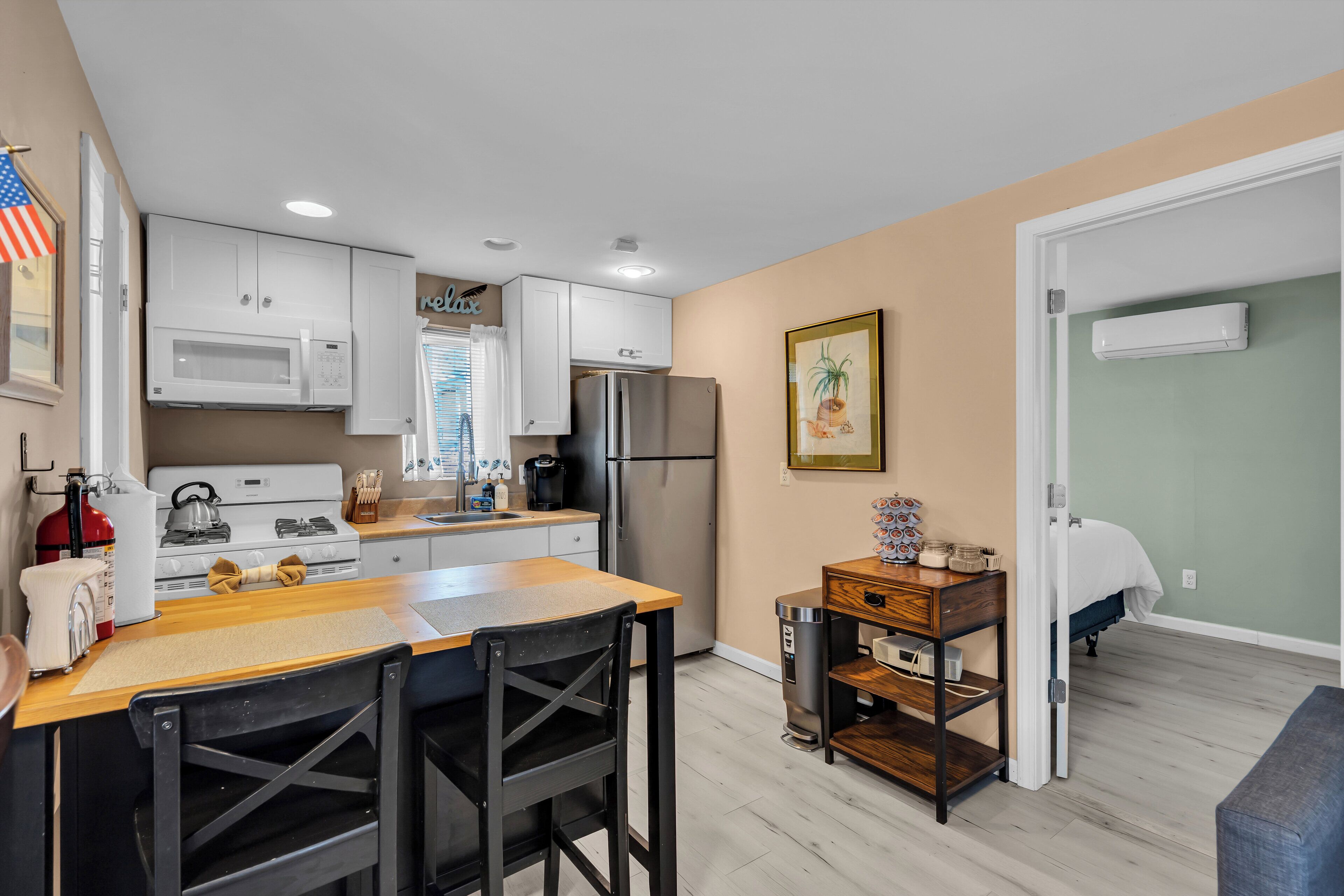 Kühlschrank, Mikrowelle, Ofen, Herdplatte