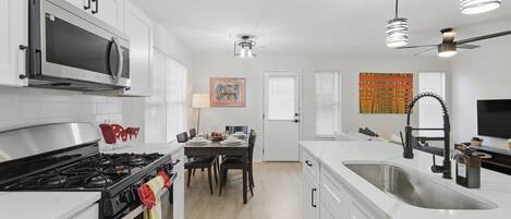 ثلاجة، ميكروويف، فرن، موقد طهي مسطح