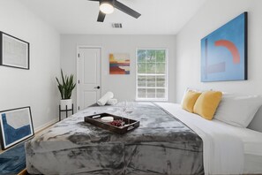 4 bedrooms, desk, iron/ironing board, free WiFi - SXSW at Chincon 2025 New Built by UT & Dtwn ❤️ | King Beds walk to Eateries (Austin)
