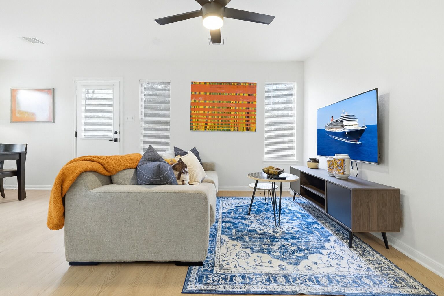 Televisión, tenis de mesa, libros y oficina 