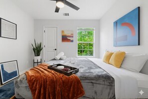 4 bedrooms, desk, iron/ironing board, travel cot - Spacious Luxury Gem ❤️ King Beds | Walk to UT & Eateries (Austin)