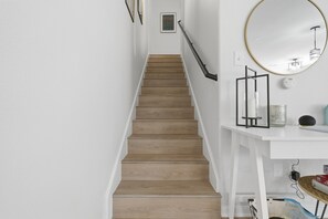 Interior - SXSW at Chincon 2025 New Built by UT & Dtwn ❤️ | King Beds walk to Eateries (Austin)