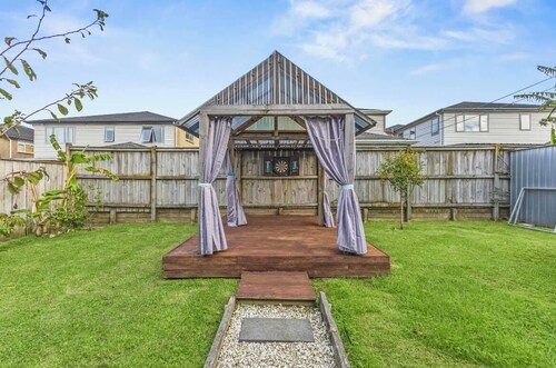 Comfortable, clean Granny Flat. Easy access to shops and bus routes