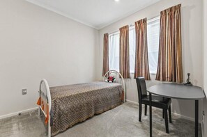 2 多间卧室、WiFi、床单