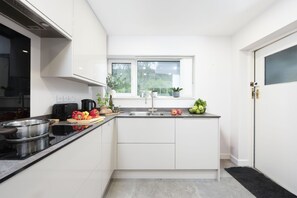Réfrigérateur, four à micro-ondes, un four, surface de cuisson