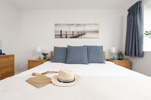 3 bedrooms, desk, iron/ironing board, internet