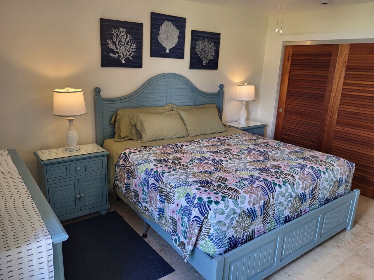 Skrivbord, strykjärn/strykbräda, wi-fi och sängkläder