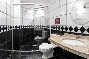 Quarto triplo conforto, sacada, vista parcial para o mar | Banheiro | Chuveiro, secador de cabelo, toalhas de banho, sabonete