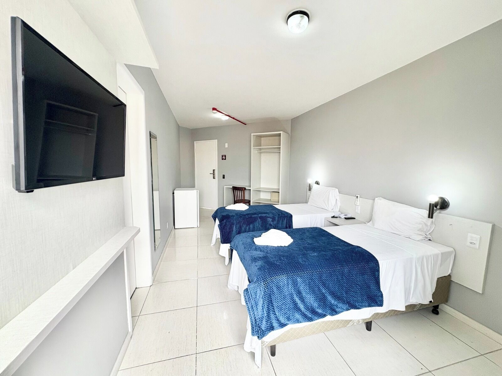 Quarto casal conforto, sacada, vista para a cidade | Escrivaninha, espaço de trabalho para notebook, Wi-Fi de cortesia