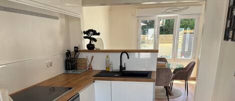 Réfrigérateur, micro-ondes, four, plaque de cuisson