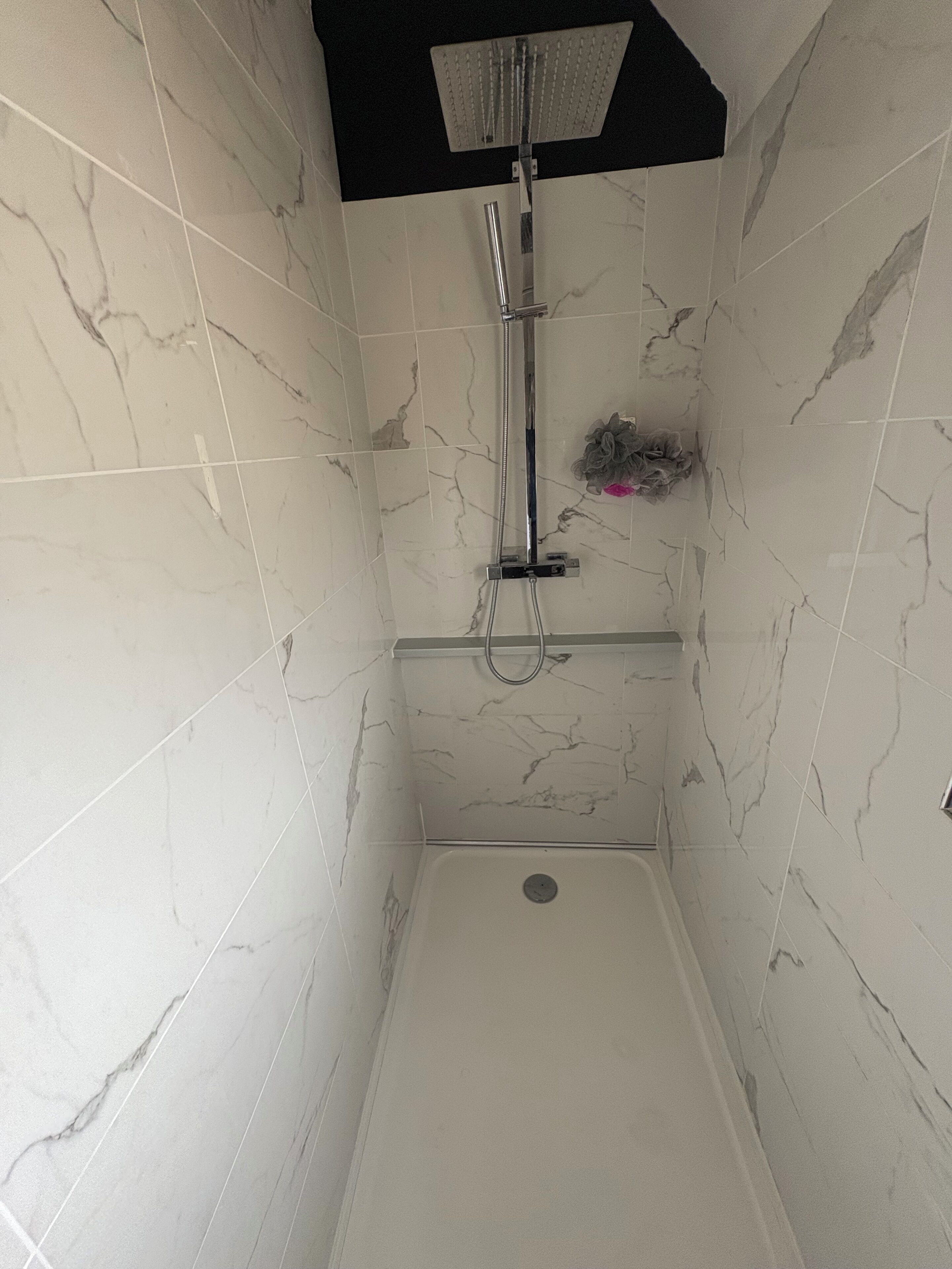 Ducha, secador de pelo, toallas, jabón
