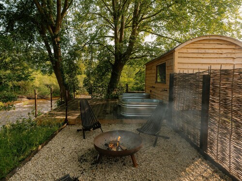 Dog friendly glamping accommodation with hot tub in Ripon, Yorkshire
