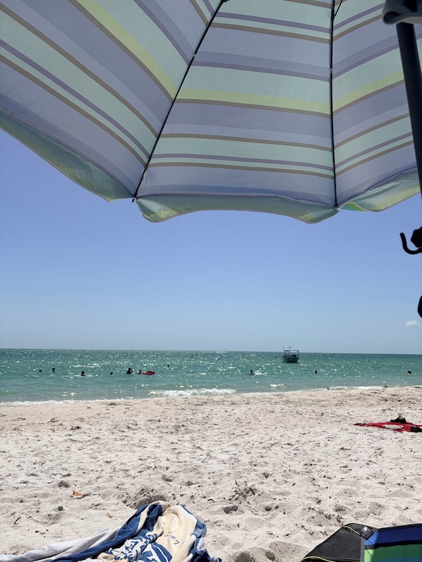 Sun-loungers, beach towels - Newly renovated, cozy 1-BR w/loft, 1.5 bath,condo in Naples near Beach & Mercato (Naples)