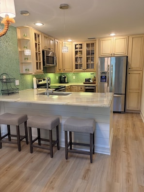 Coffee/tea maker, fridge, microwave, oven - Newly renovated, cozy 1-BR w/loft, 1.5 bath,condo in Naples near Beach & Mercato (Naples)