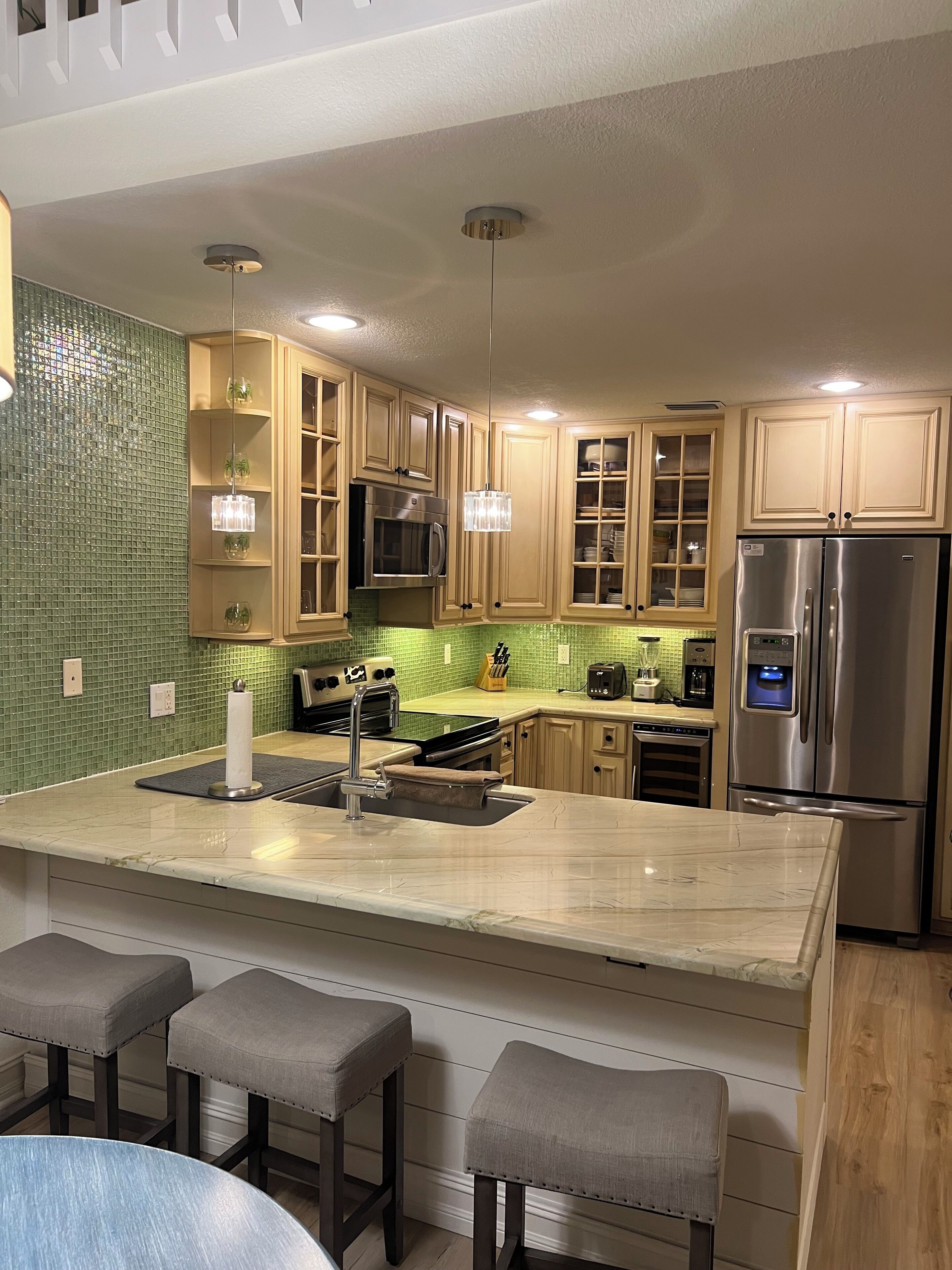 Mikrobølgeovn, ovn, kokeplater og oppvaskmaskin