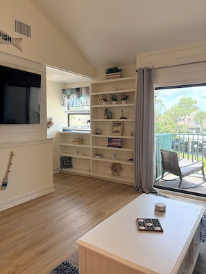 Smart TV - Newly renovated, cozy 1-BR w/loft, 1.5 bath,condo in Naples near Beach & Mercato (Naples)