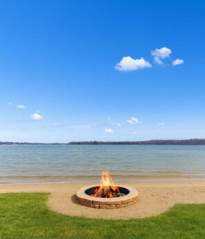 Beach - 90° Heated Pool • 2 Hot Tubs • Sleeps 13 (Lake Odessa)