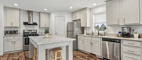 Kjøleskap, mikrobølgeovn, ovn og kokeplater