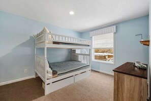 Bureau, fer et planche à repasser, lit de bébé portatif