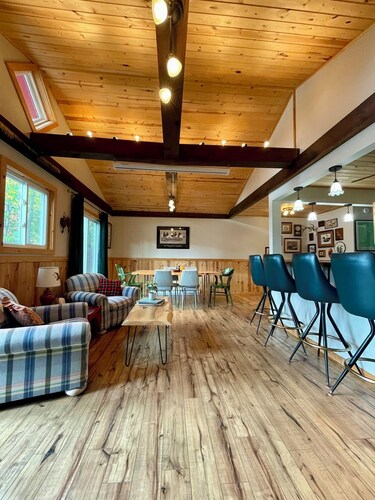 Cozy Cabin on Private Lake in Gwinn