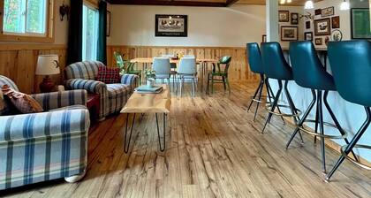 Cozy Cabin on Private Lake in Gwinn