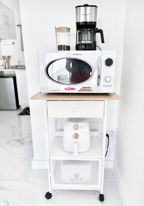 Micro-ondes, four, plaque de cuisson, cafetière/bouilloire