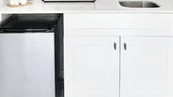 Micro-ondes, four, plaque de cuisson, cafetiĂšre/bouilloire