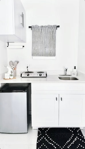 Micro-ondes, four, plaque de cuisson, cafetière/bouilloire