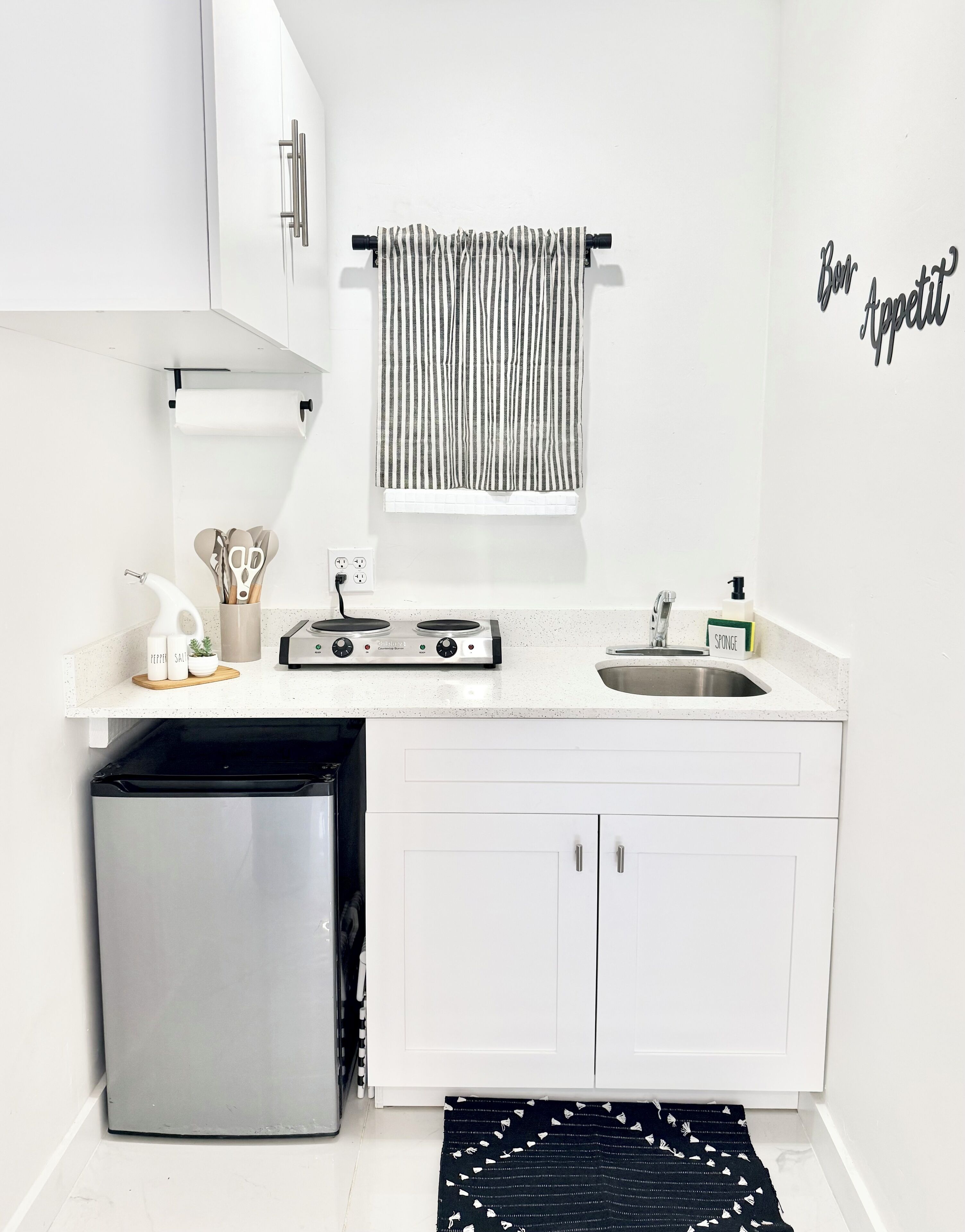 Microwave, oven, stovetop, coffee/tea maker