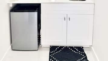Microwave, oven, stovetop, coffee/tea maker