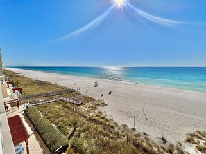 På stranden