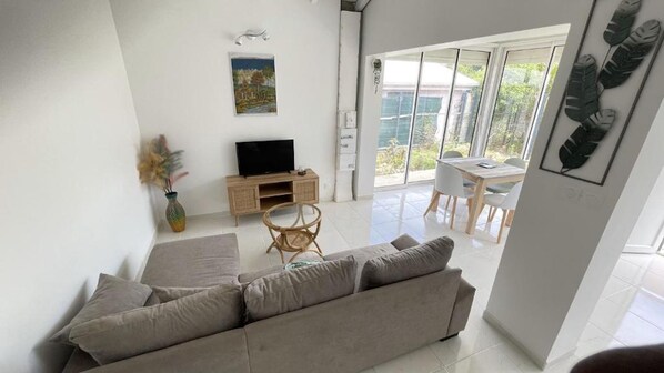 TV - Cosy bungalow in Saint François: "Le Citronnier (Saint-François)