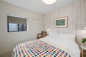 Een strijkplank/strijkijzer, internet, beddengoed