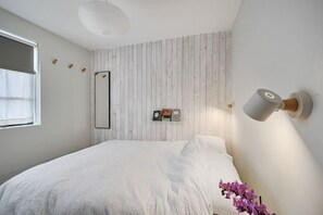 Iron/ironing board, Internet, bed sheets - Luna -  a holiday let that sleeps 8 guests  in 3 bedrooms (Camber)