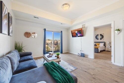 Chic Elevator Apt mins to DT, Train, Dining & Hosp